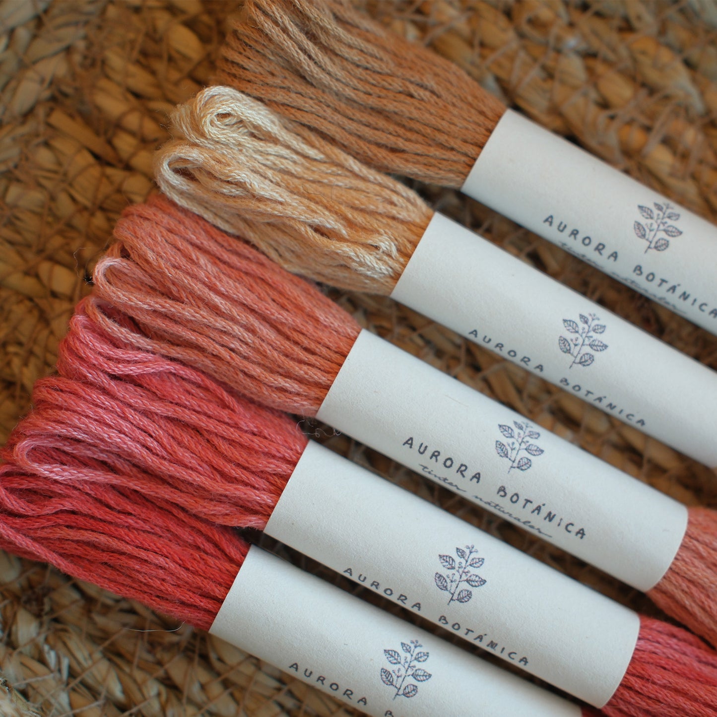 Hilo perlé teñidos con eucalipto, rubia y palo brasil