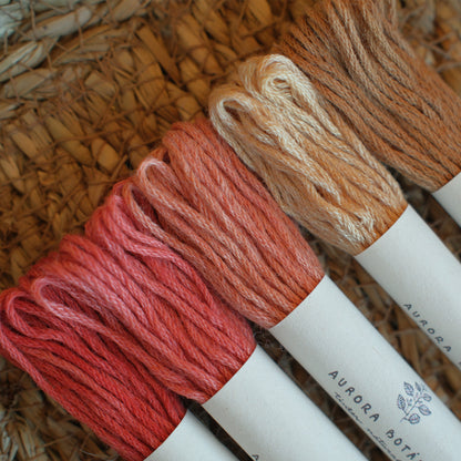 Hilo perlé teñidos con eucalipto, rubia y palo brasil