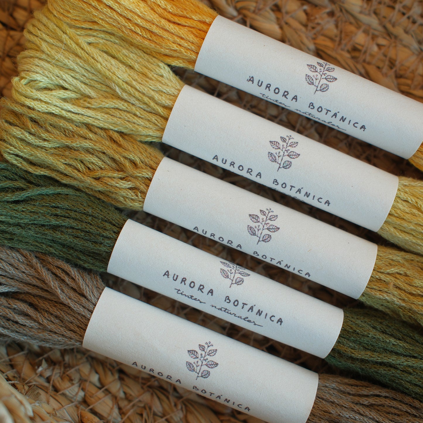 Hilo perlé teñidos con índigo, eucalipto y cáscara de cebolla