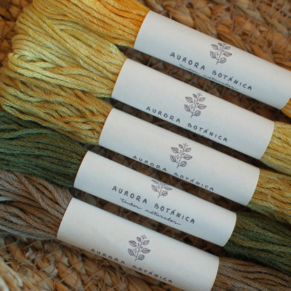 Hilo perlé teñidos con índigo, eucalipto y cáscara de cebolla