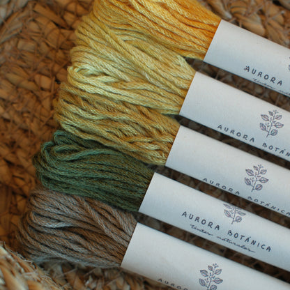 Hilo perlé teñidos con índigo, eucalipto y cáscara de cebolla